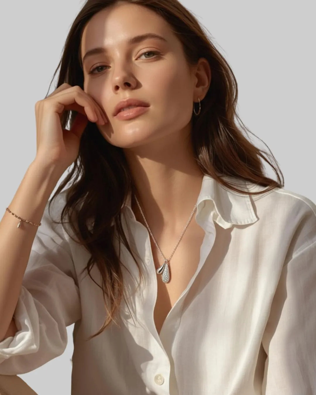 Radiant Silver Teardrop Necklace for a Refined and Elegant Appearance