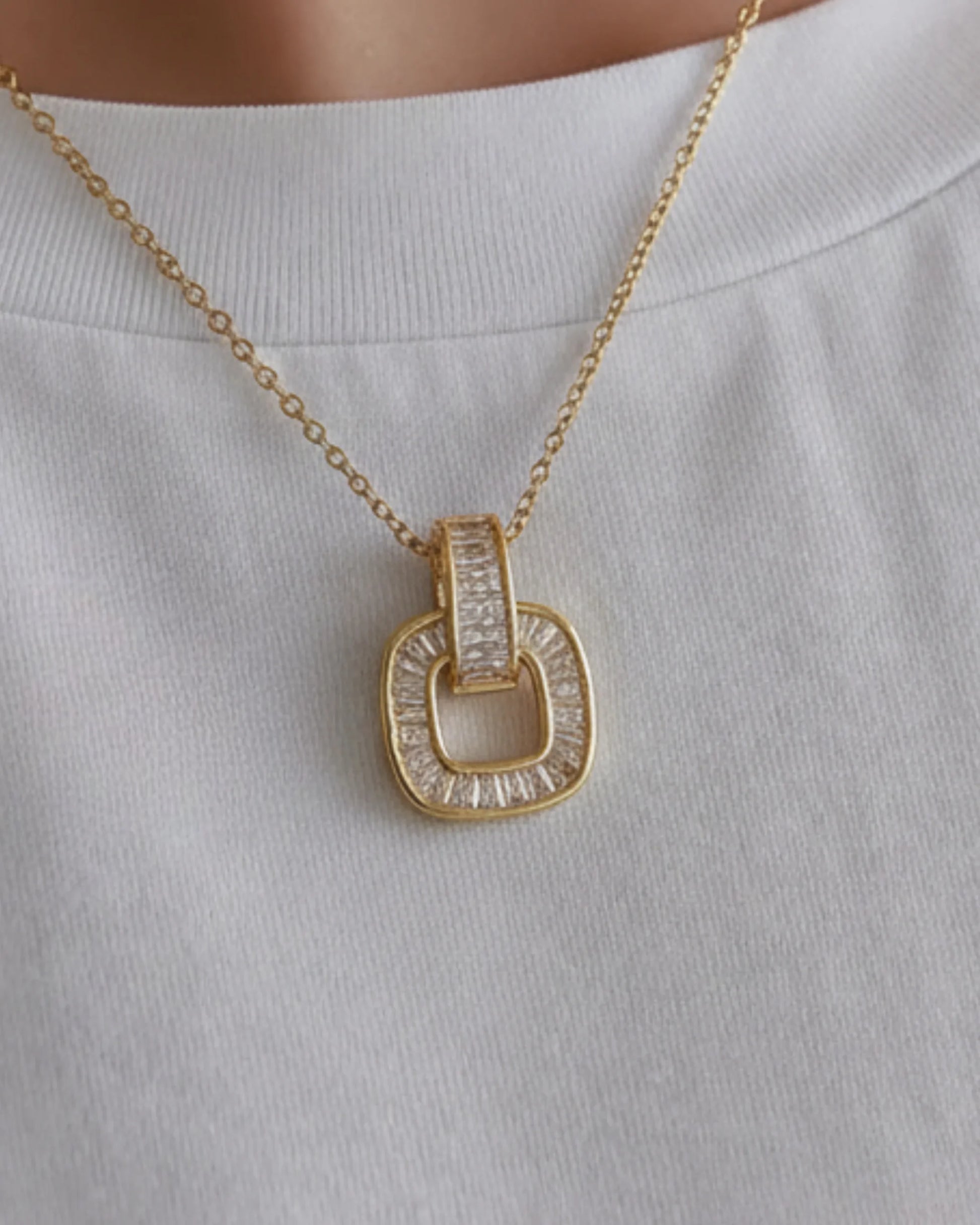 Elegant Gold Square Pendant Necklace for a Modern Minimalist Look