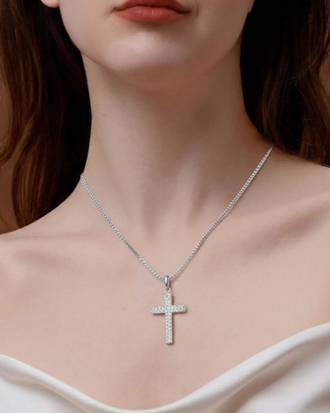 Polished Silver Cross Necklace with a Sleek and Modern Design